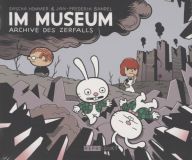 Im Museum 2: Archive des Zerfalls